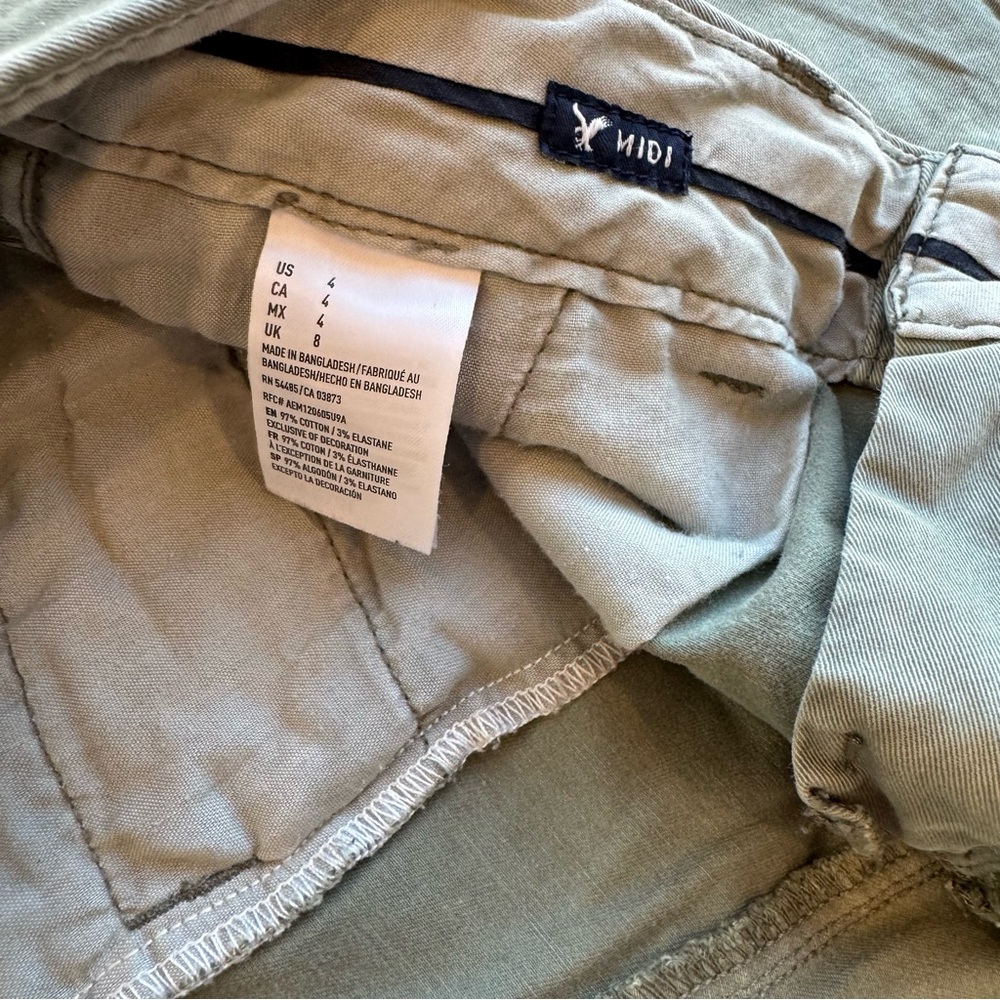 American Eagle Midi Green Khaki Shorts - Picture 3 of 4